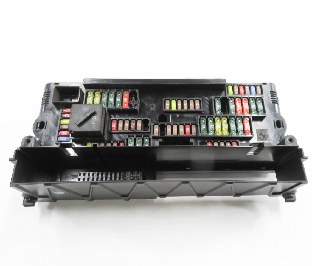 Thumbnail 5: 2012 BMW 535i (F10) FRONT POWER DISTRIBUTION FUSE BOX