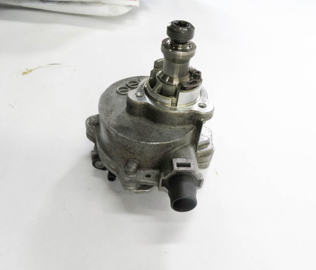 Thumbnail 3: 10-12 BMW 135i 335i 535i 640i X3 X5 X6 (E87 E90 E70) 3.0L N55 BRAKE VACUUM PUMP
