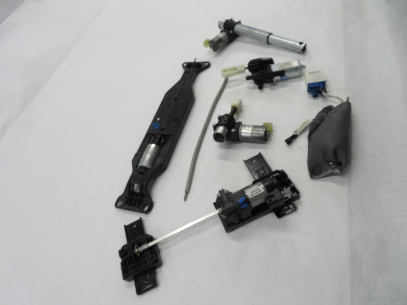 Thumbnail 4: 2012 BMW 535i (F10) RIGHT FRONT PASSENGER POWER SEAT ADJUSTMENT MOTOR SET-6