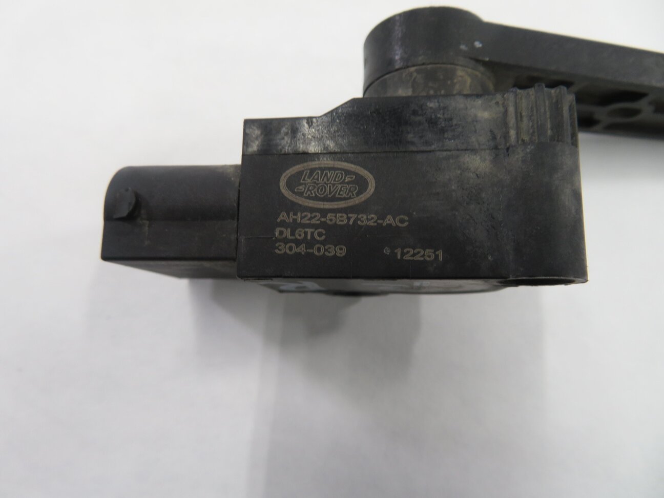 Thumbnail 6: 2013 RANGE ROVER SPORT (L320) RIGHT REAR SUSPENSION HEIGHT LEVEL SENSOR