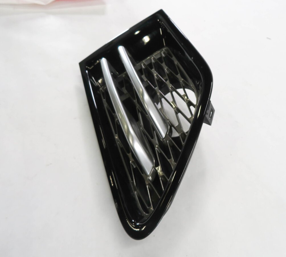 Thumbnail 4: 2013 RANGE ROVER SPORT (L320) LEFT FENDER VENT GRILLE TRIM (SANTORINI BLACK 820)