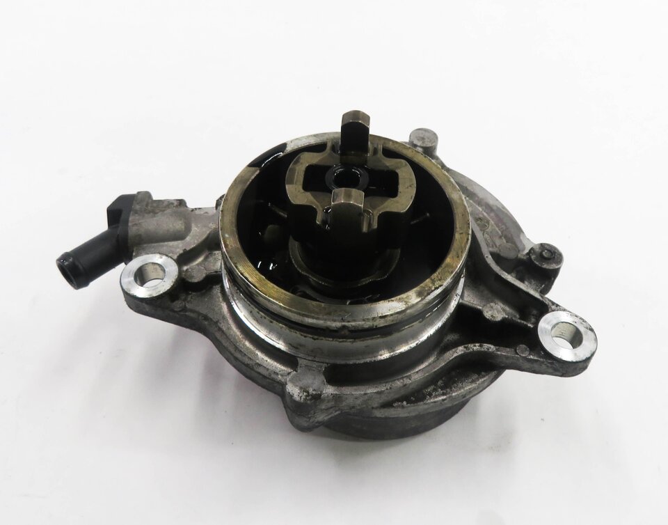 Thumbnail 2: 2009-2013 BMW X5 335D (E70 E90) 3.0L M57Y TURBO DIESEL ENGINE BRAKE VACUUM PUMP