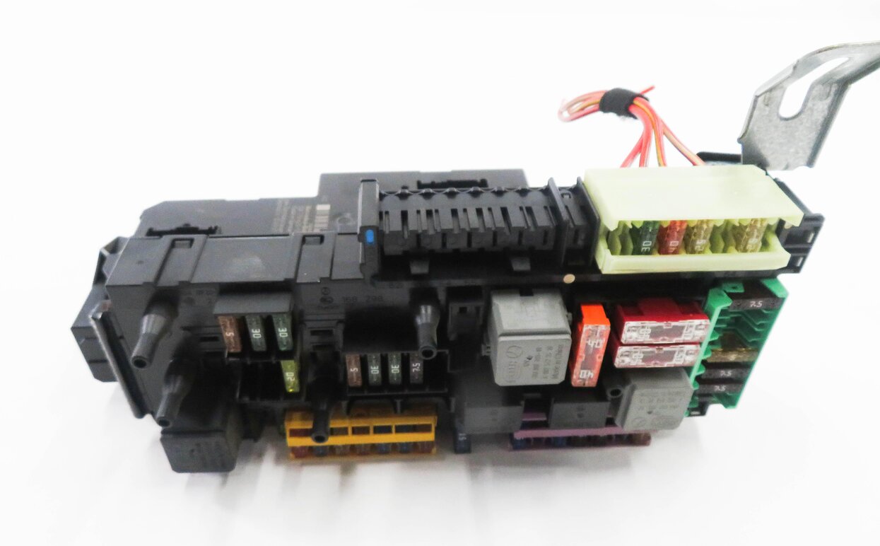 Thumbnail 8: 2010 MERCEDES E550 (W212) REAR SIGNAL ACQUISITION CONTROL MODULE FUSE BOX (SAM)