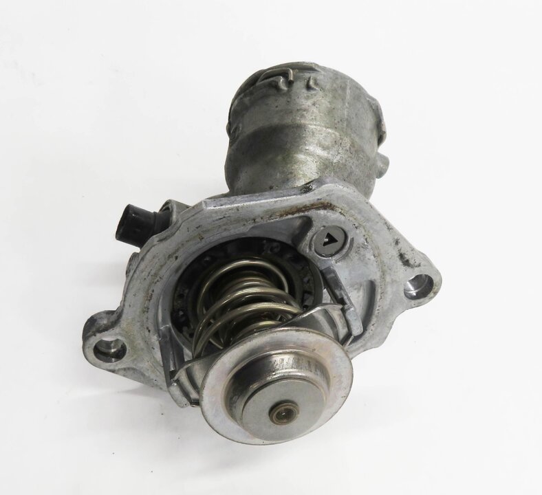Thumbnail 3: 2010 MERCEDES E550 (W212) 5.5L V8 ENGINE - THERMOSTAT HOUSING