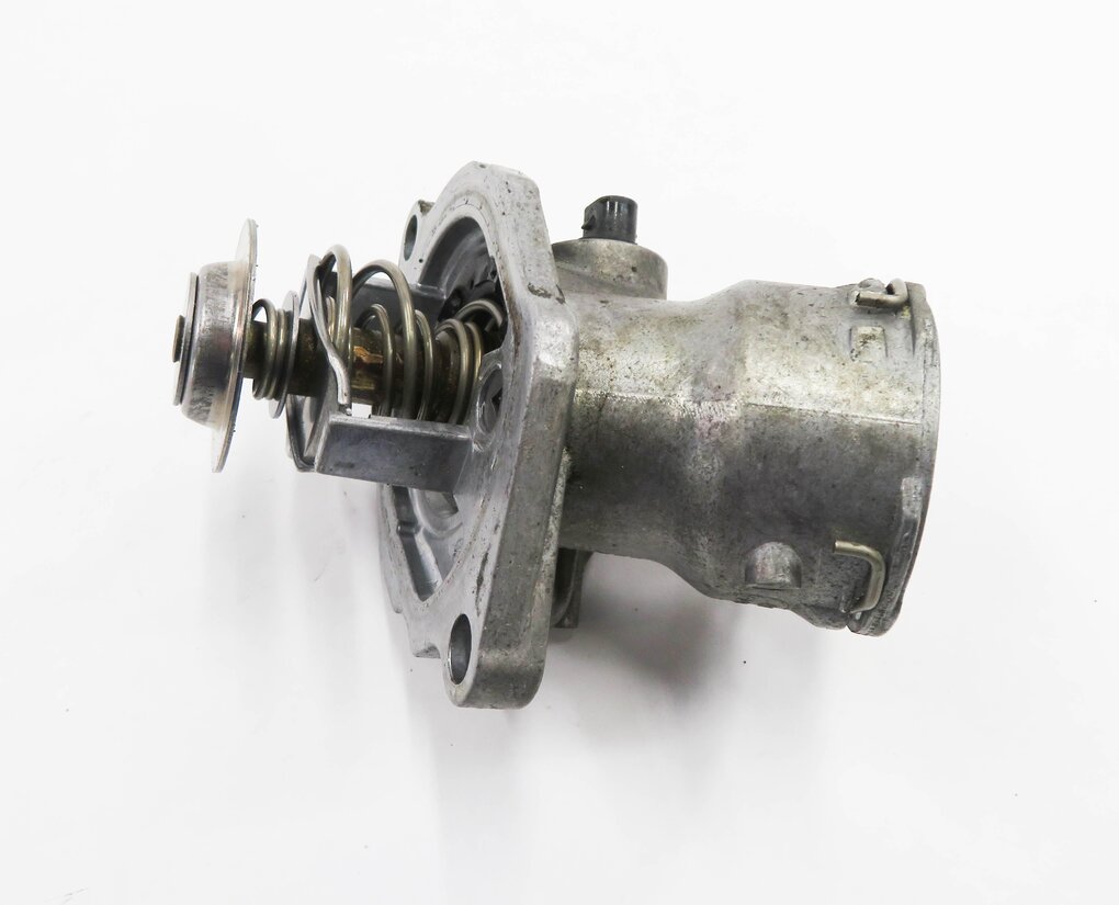 Thumbnail 4: 2010 MERCEDES E550 (W212) 5.5L V8 ENGINE - THERMOSTAT HOUSING