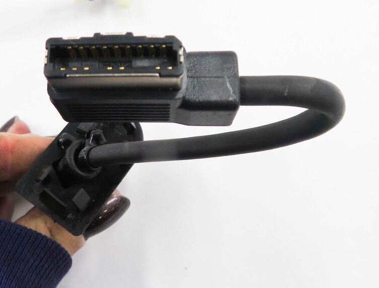 Thumbnail 5: 2010 LAND ROVER LR4 - iPOD INTERFACE CABLE ADAPTER WIRE