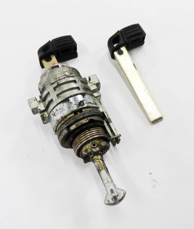 2009 BMW M6 ///M (E63) LEFT FRONT DRIVER DOOR LOCK CYLINDER w/ KEY