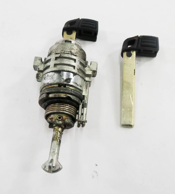 Thumbnail 2: 2009 BMW M6 ///M (E63) LEFT FRONT DRIVER DOOR LOCK CYLINDER w/ KEY