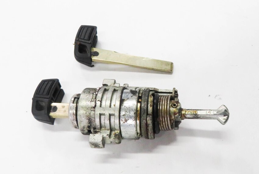 Thumbnail 3: 2009 BMW M6 ///M (E63) LEFT FRONT DRIVER DOOR LOCK CYLINDER w/ KEY