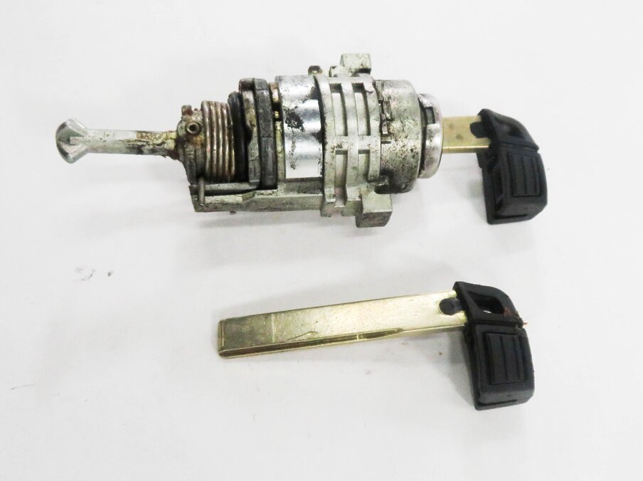 Thumbnail 4: 2009 BMW M6 ///M (E63) LEFT FRONT DRIVER DOOR LOCK CYLINDER w/ KEY