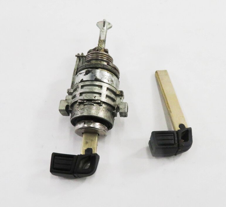 Thumbnail 5: 2009 BMW M6 ///M (E63) LEFT FRONT DRIVER DOOR LOCK CYLINDER w/ KEY
