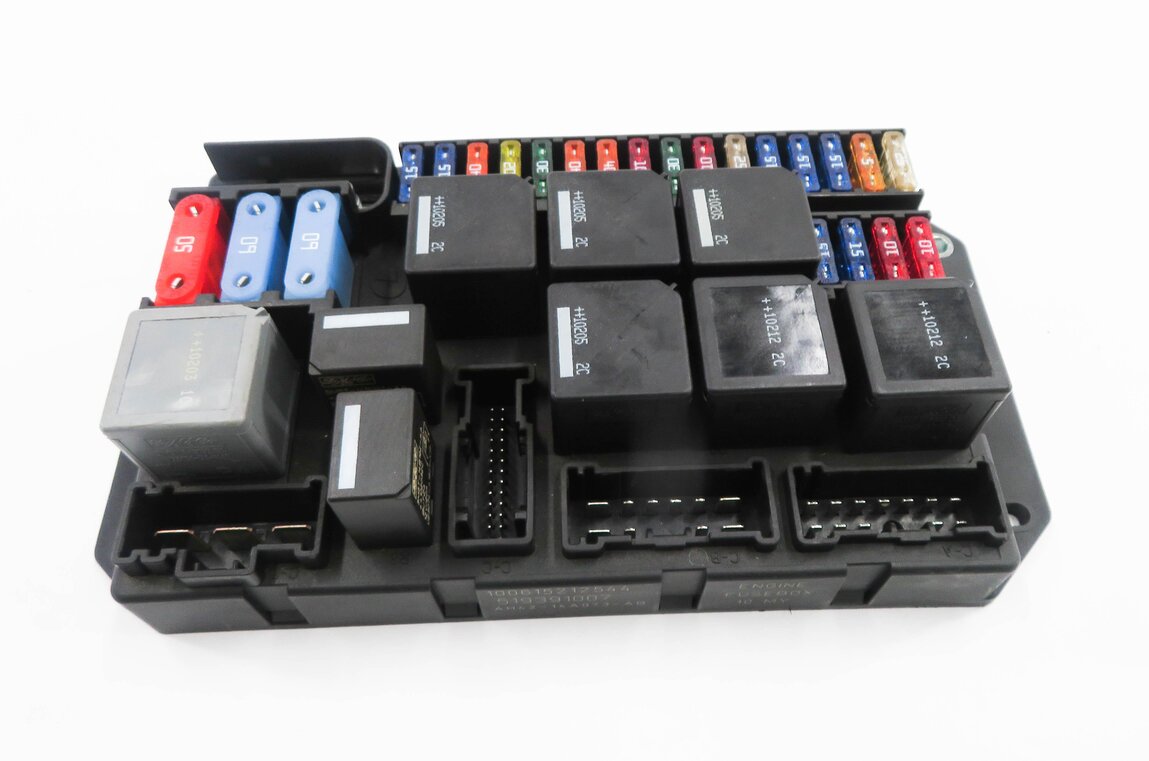 Thumbnail 2: 2010-2012 RANGE ROVER (L322) 5.0L SUPERCHARGED ENGINE POWER JUNCTION FUSE BOX