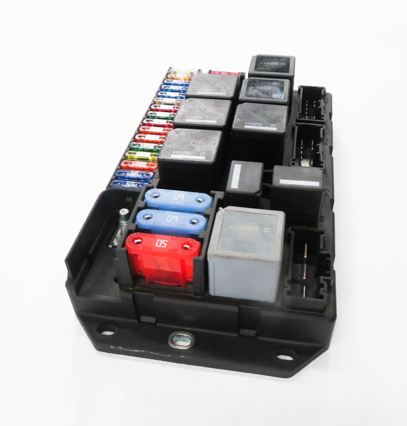 Thumbnail 4: 2010-2012 RANGE ROVER (L322) 5.0L SUPERCHARGED ENGINE POWER JUNCTION FUSE BOX