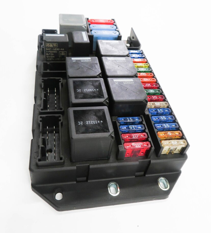 Thumbnail 5: 2010-2012 RANGE ROVER (L322) 5.0L SUPERCHARGED ENGINE POWER JUNCTION FUSE BOX