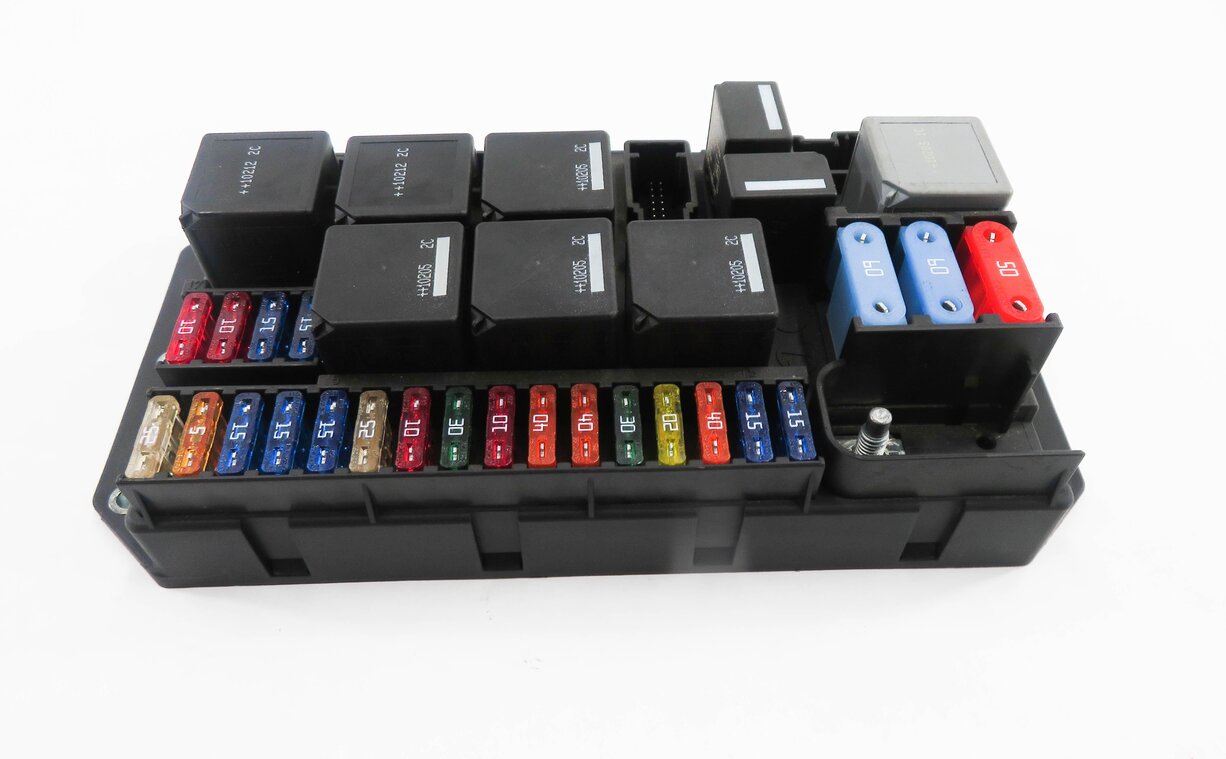 Thumbnail 6: 2010-2012 RANGE ROVER (L322) 5.0L SUPERCHARGED ENGINE POWER JUNCTION FUSE BOX
