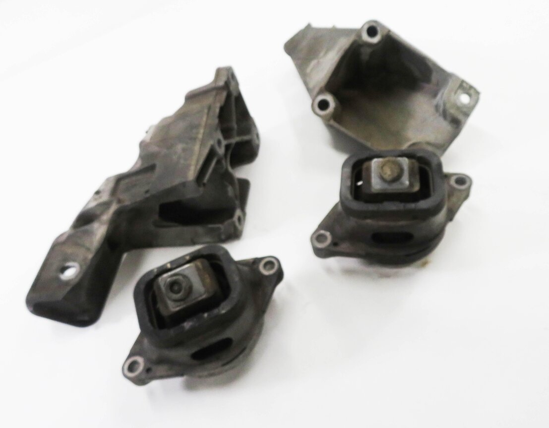 2011 RANGE ROVER (L322) 5.0L AJ133 SUPERCHARGED - ENGINE MOTOR MOUNT BRACKET SET