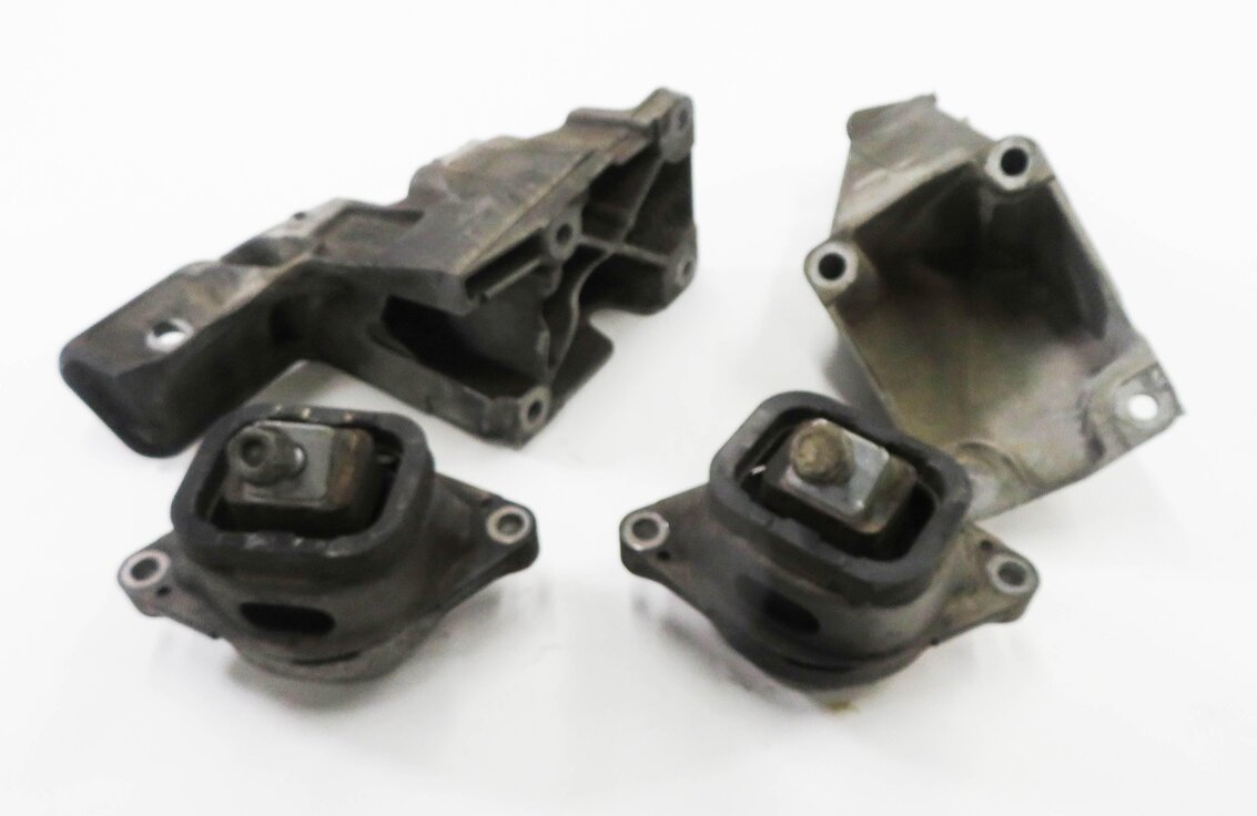 Thumbnail 2: 2011 RANGE ROVER (L322) 5.0L AJ133 SUPERCHARGED - ENGINE MOTOR MOUNT BRACKET SET