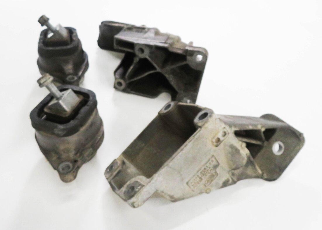 Thumbnail 3: 2011 RANGE ROVER (L322) 5.0L AJ133 SUPERCHARGED - ENGINE MOTOR MOUNT BRACKET SET