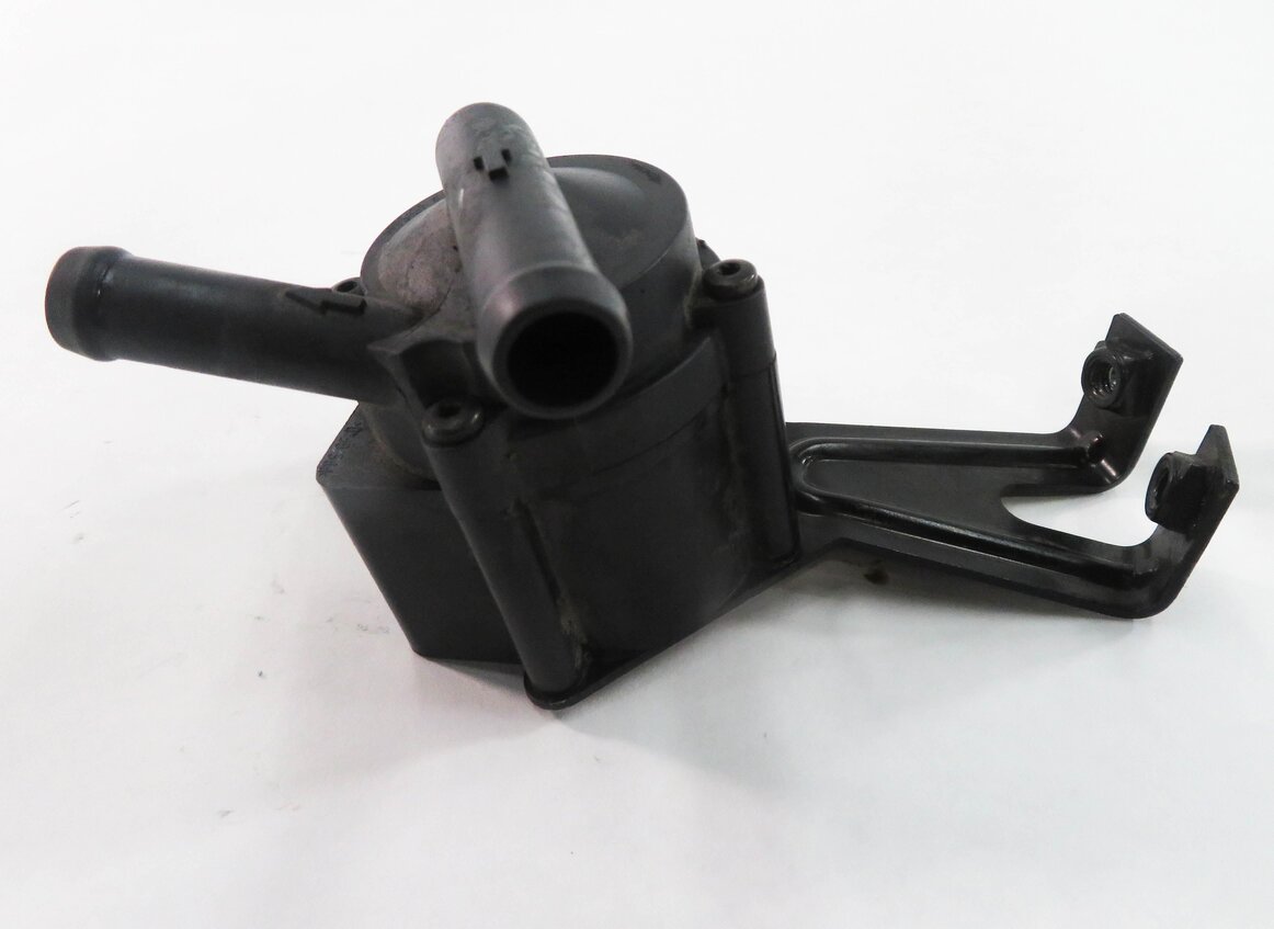 Thumbnail 2: 2009 BMW 750i (F01) 4.4L N63 ENGINE - AUX AUXILIARY WATER PUMP