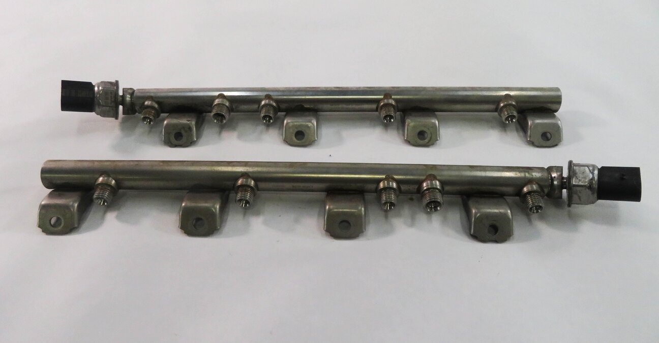 Thumbnail 2: 2009 BMW 750i (F01) 4.4L N63 ENGINE - LEFT & RIGHT FUEL RAIL SET-2
