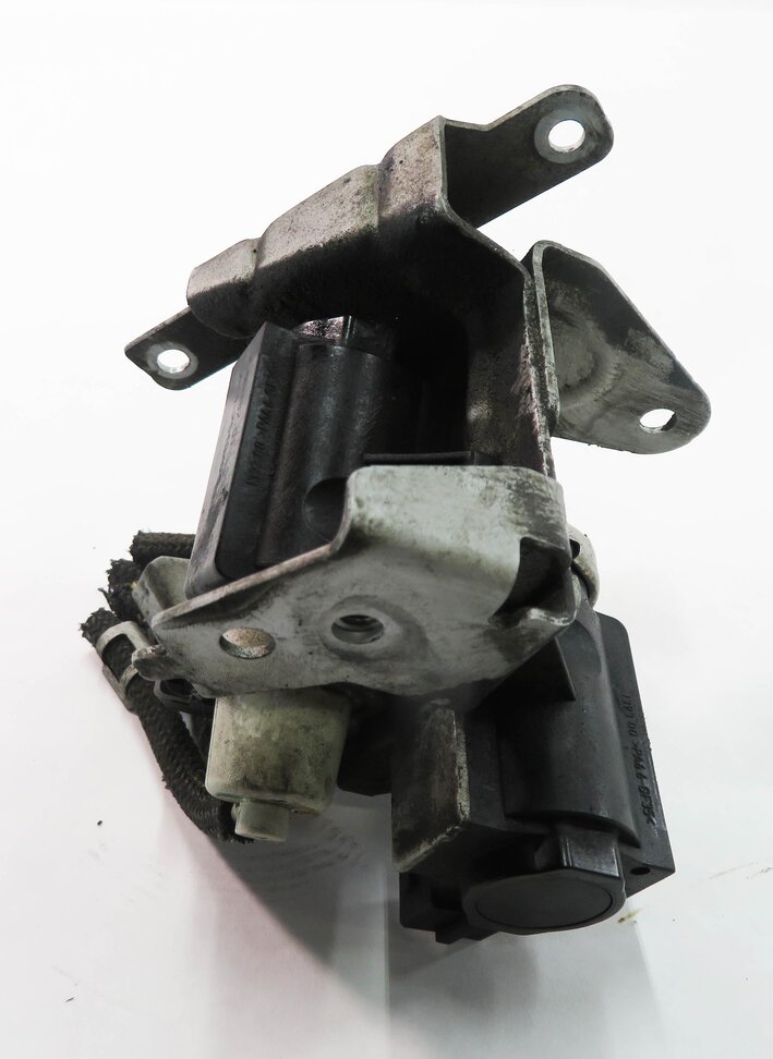 Thumbnail 3: 2009 BMW 750i (F01) 4.4L N63 ENGINE - TURBOCHARGER PRESSURE CONVERTER SET-2