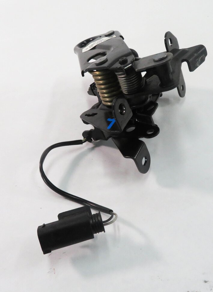 Thumbnail 5: 2009 BMW 750i (F01) LEFT FRONT DRIVER LOWER HOOD LOCK LATCH