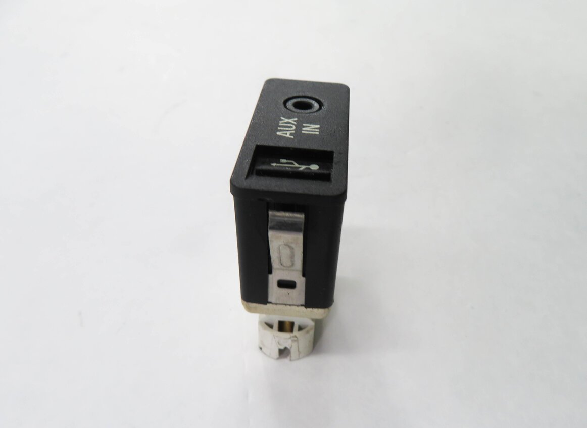 Thumbnail 4: 2009 BMW 750i (F01) RADIO STEREO MEDIA AUX AUXILIARY AUDIO IN INPUT JACK w/ USB