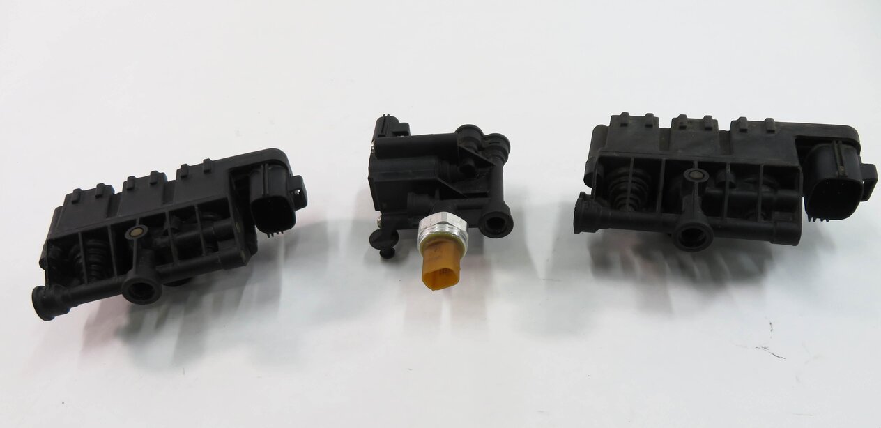 Thumbnail 2: 2006 RANGE ROVER SPORT (L320) AIR SUSPENSION VALVE BLOCK SET-3