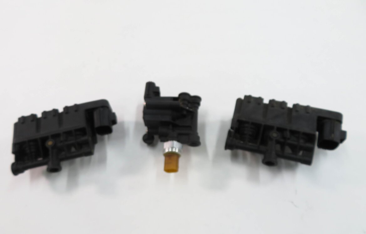 Thumbnail 3: 2006 RANGE ROVER SPORT (L320) AIR SUSPENSION VALVE BLOCK SET-3