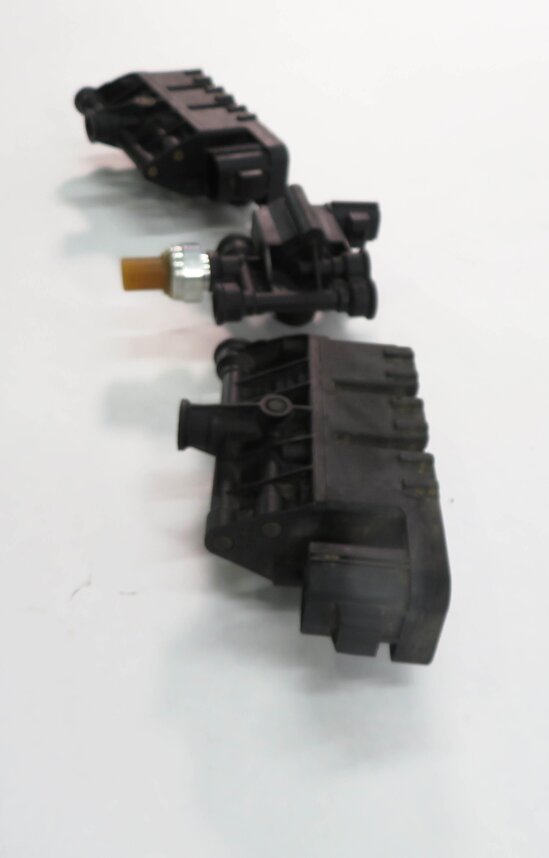 Thumbnail 4: 2006 RANGE ROVER SPORT (L320) AIR SUSPENSION VALVE BLOCK SET-3