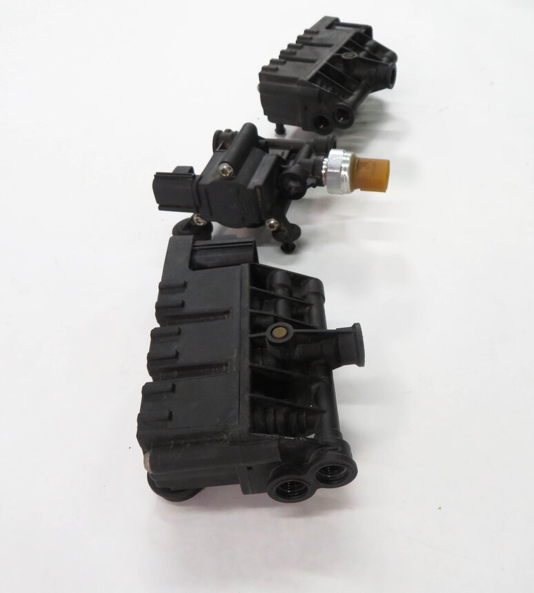 Thumbnail 5: 2006 RANGE ROVER SPORT (L320) AIR SUSPENSION VALVE BLOCK SET-3
