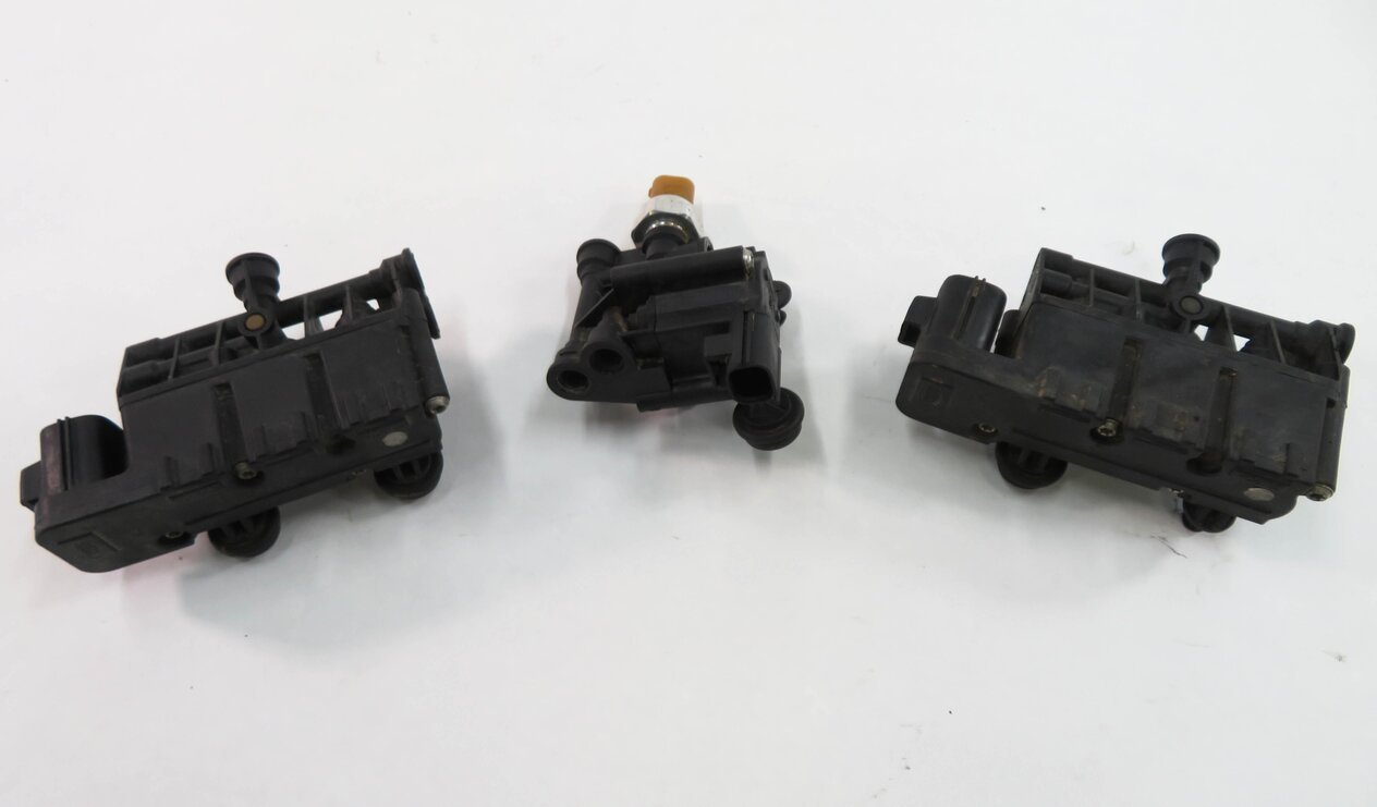 Thumbnail 6: 2006 RANGE ROVER SPORT (L320) AIR SUSPENSION VALVE BLOCK SET-3