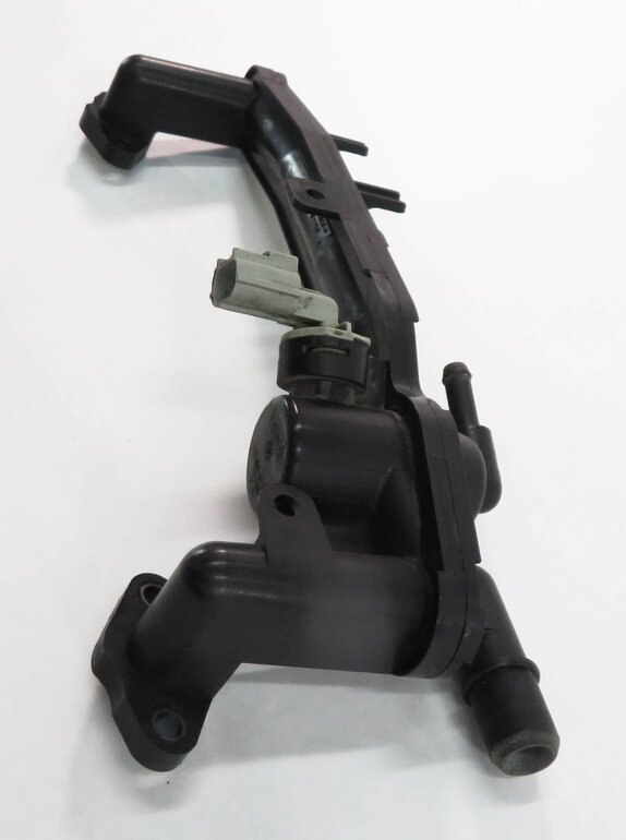 Thumbnail 4: 2006 RANGE ROVER SPORT (L320) 4.4L V8 ENGINE COOLANT CROSSOVER PIPE