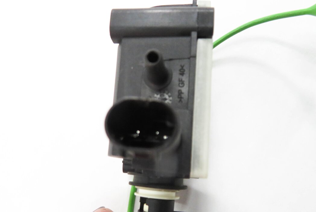 Thumbnail 7: 2010 BMW X5 (E70) FUEL TANK DOOR SERVO ACTUATOR MOTOR