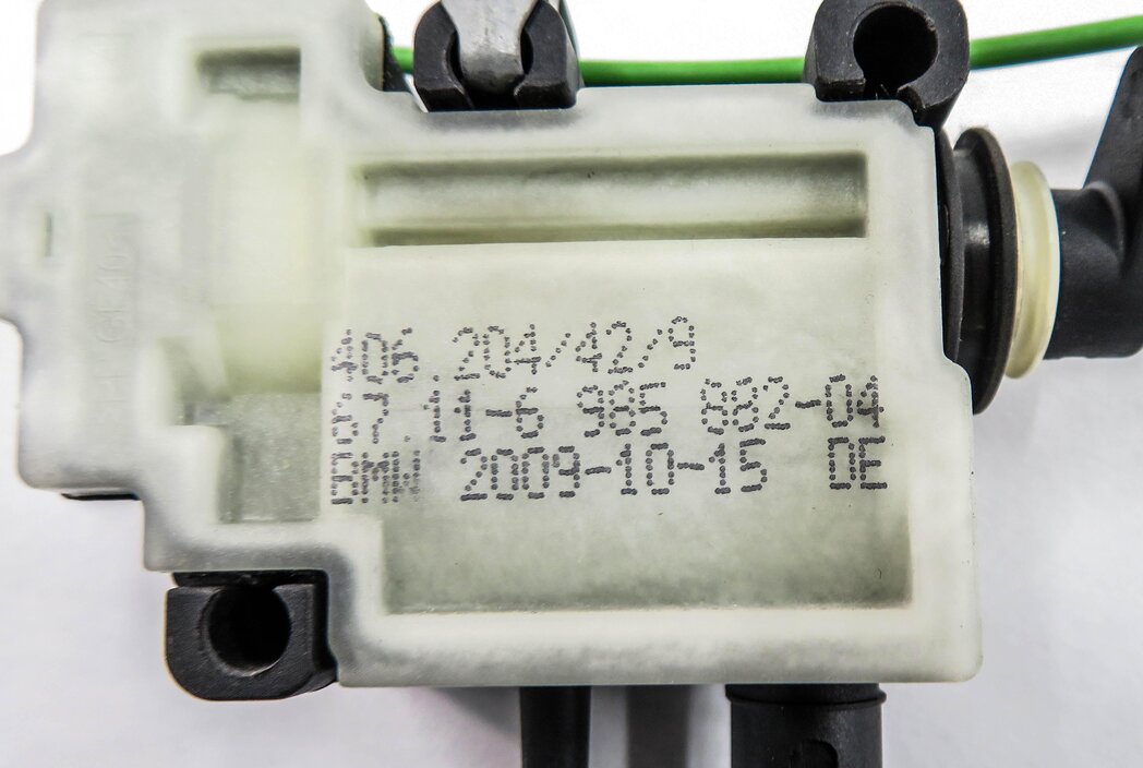 Thumbnail 8: 2010 BMW X5 (E70) FUEL TANK DOOR SERVO ACTUATOR MOTOR