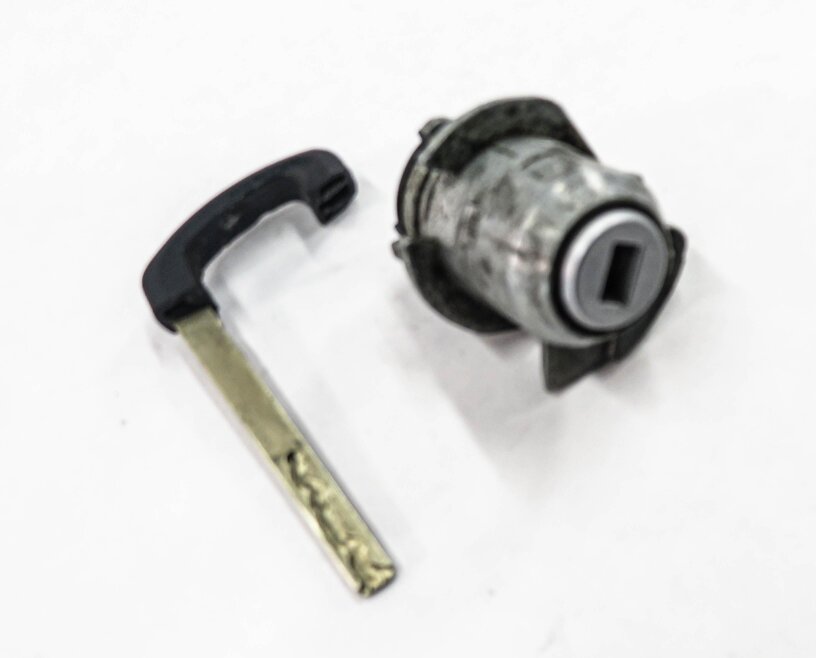 2010 BMW 750i (F01) LEFT FRONT DRIVER DOOR HANDLE LOCK CYLINDER w/ KEY