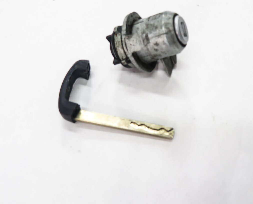Thumbnail 5: 2010 BMW 750i (F01) LEFT FRONT DRIVER DOOR HANDLE LOCK CYLINDER w/ KEY