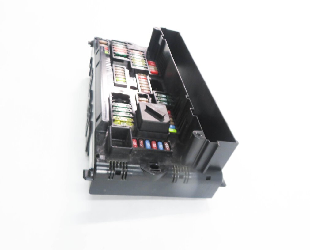 Thumbnail 4: 2010 BMW 750i (F01) FRONT POWER DISTRIBUTION FUSE BOX