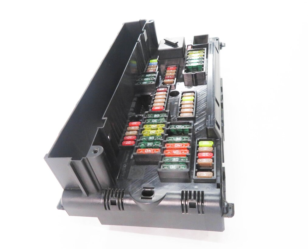 Thumbnail 5: 2010 BMW 750i (F01) FRONT POWER DISTRIBUTION FUSE BOX