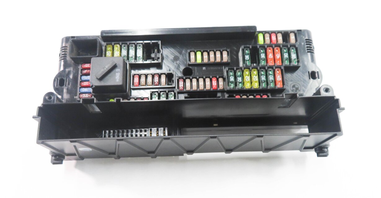 Thumbnail 6: 2010 BMW 750i (F01) FRONT POWER DISTRIBUTION FUSE BOX