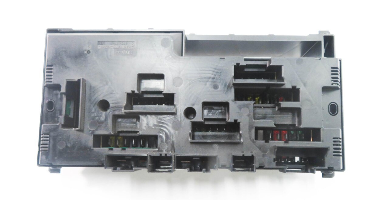 Thumbnail 7: 2010 BMW 750i (F01) FRONT POWER DISTRIBUTION FUSE BOX
