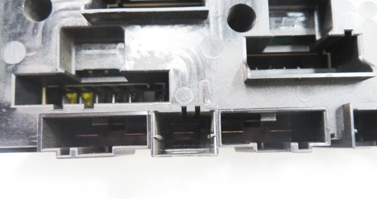 Thumbnail 8: 2010 BMW 750i (F01) FRONT POWER DISTRIBUTION FUSE BOX