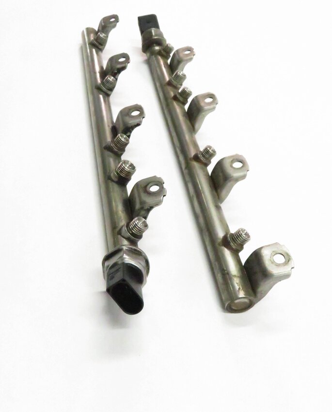 Thumbnail 4: 2010 BMW 750i (F01) 4.4L N63 TWIN TURBO ENGINE - FUEL RAIL SET-2