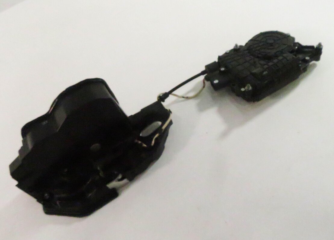 10-16 BMW 528i 535i 550i 750i 760i (F01 F10) RIGHT FRONT DOOR LATCH (SOFT CLOSE)