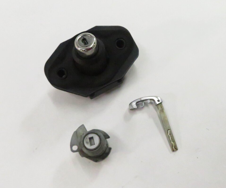 2009 BMW 750i (F01) DRIVER DOOR LOCK CYLINDER / TRUNK LOCK CYLINDER KEY SET-3