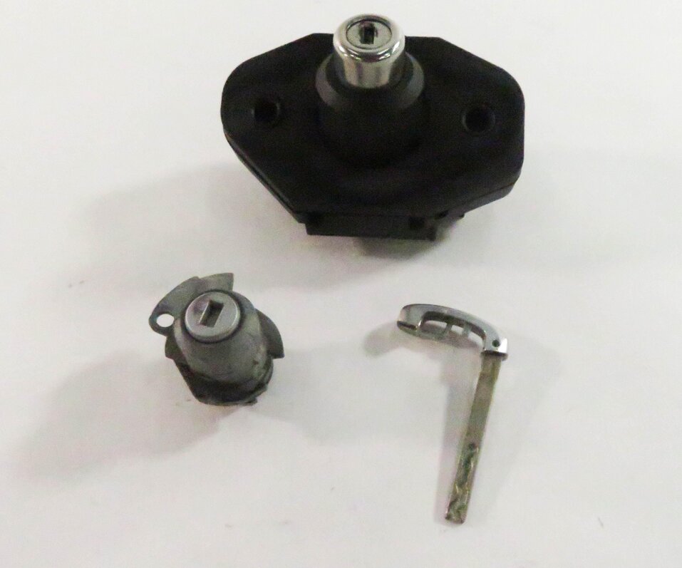 Thumbnail 2: 2009 BMW 750i (F01) DRIVER DOOR LOCK CYLINDER / TRUNK LOCK CYLINDER KEY SET-3