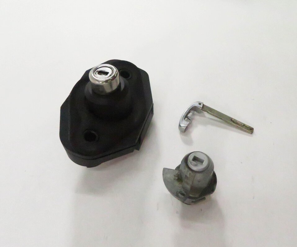 Thumbnail 4: 2009 BMW 750i (F01) DRIVER DOOR LOCK CYLINDER / TRUNK LOCK CYLINDER KEY SET-3