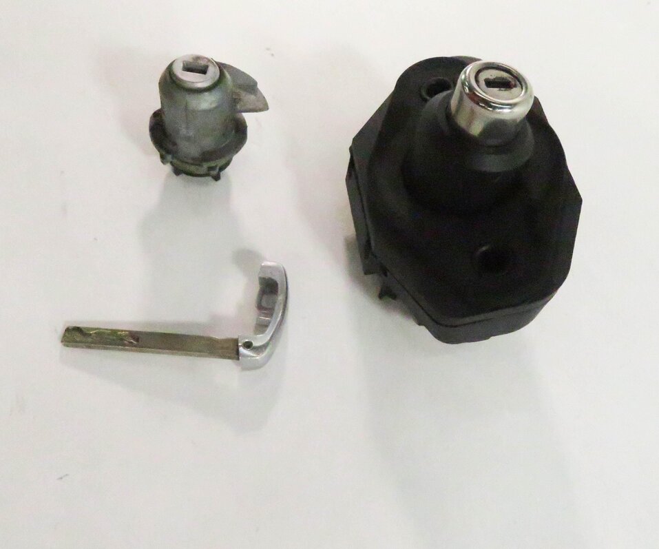 Thumbnail 5: 2009 BMW 750i (F01) DRIVER DOOR LOCK CYLINDER / TRUNK LOCK CYLINDER KEY SET-3