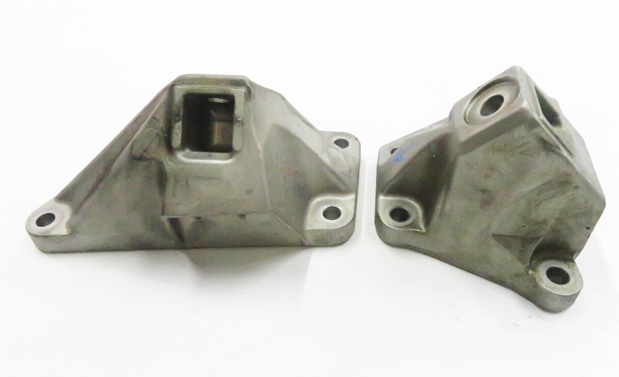 Thumbnail 4: 2009 BMW 750i (F01) 4.4L V8 ENGINE - LEFT & RIGHT MOTOR MOUNT BRACKET SET-2