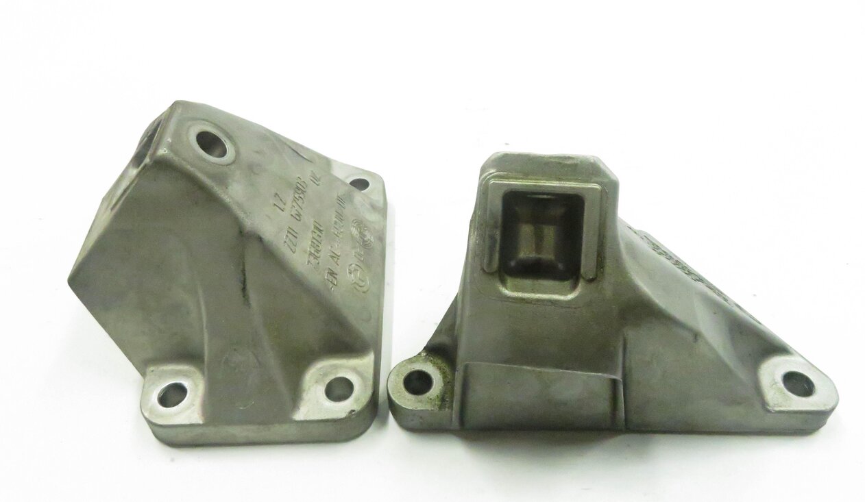 Thumbnail 5: 2009 BMW 750i (F01) 4.4L V8 ENGINE - LEFT & RIGHT MOTOR MOUNT BRACKET SET-2